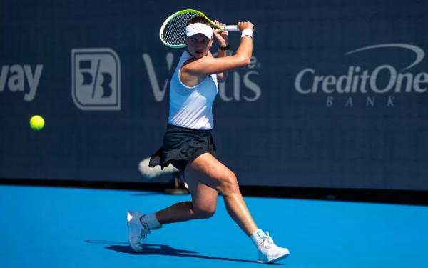 US Open. Барбора Крейчикова обыграла чемпионку Монреаля Мбоко на старте турнира