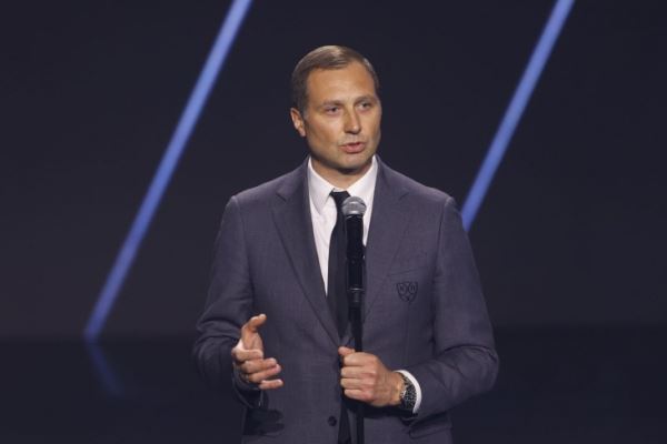 «Хорошо, что к нам тянутся, мы это ценим». Президент КХЛ — об иностранных тренерах в лиге